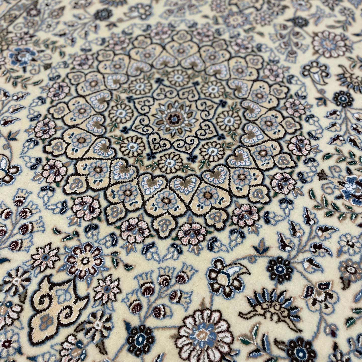 Medaglione centrale tappeto persiano Nain